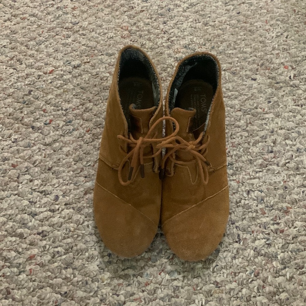 Size 8 Tom’s.